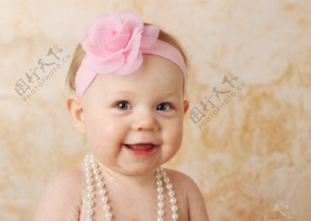 开心微笑的女婴图片