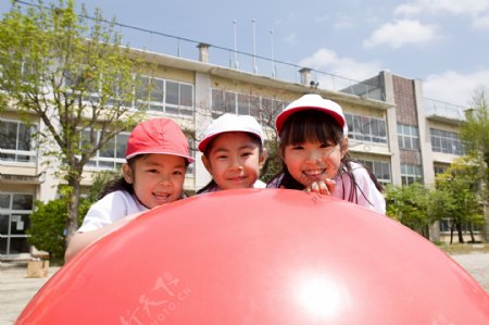玩红色气球的儿童图片图片