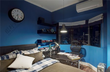 美式简约卧室蓝色背景墙设计图