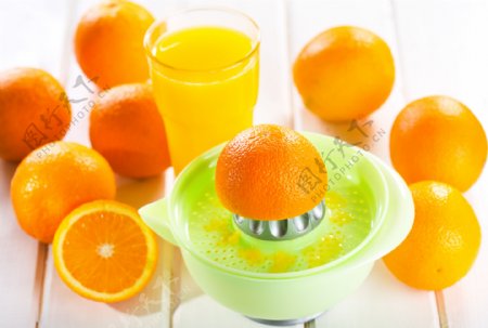 美味的橙汁和橙子图片