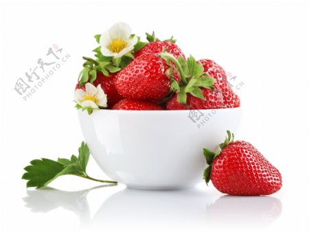 一碗新鲜草莓图片