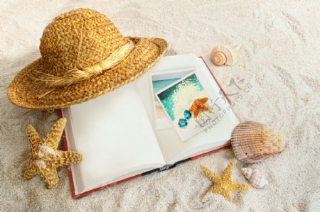 沙滩上的书本和帽子海星