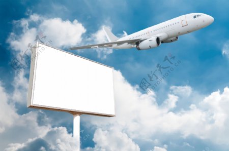飞机穿越过去的高空广告牌