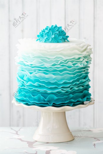 渐变蓝色多层蛋糕