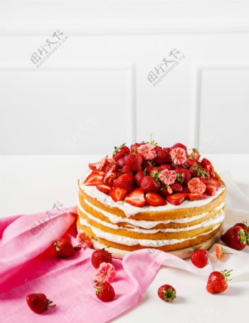 丝绸与草莓蛋糕