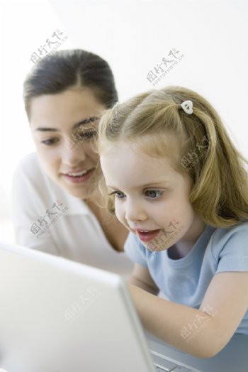 带小孩玩电脑图图片