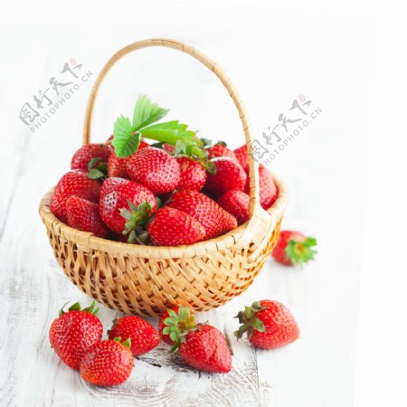 手提篮里的新鲜草莓
