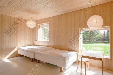 现代简约实木卧室大床设计图