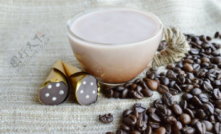 巧克力咖啡豆与咖啡图片