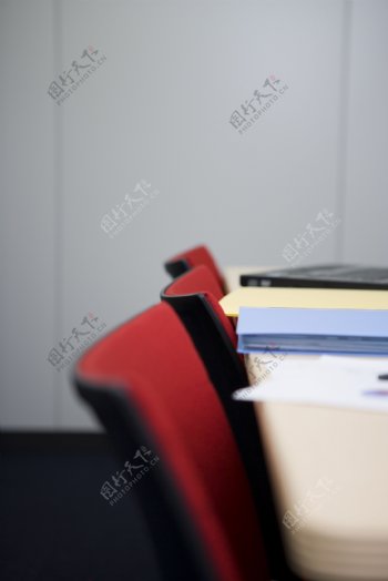 办公桌与椅子摄影图片