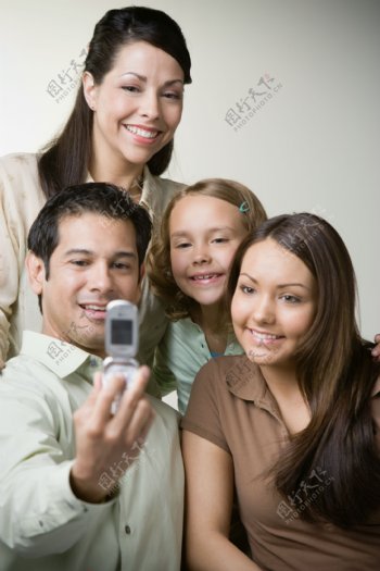 手机拍照的幸福家庭图片