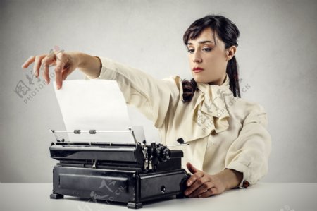 操作打字机的职业女性图片