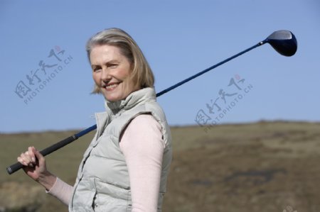 打高尔夫的女人图片