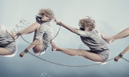 半空中跳跃的外国女人图片