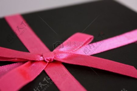 粉色礼袋的黑色礼盒