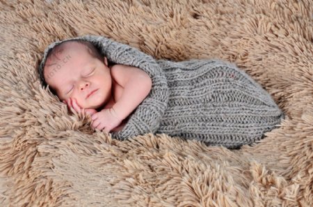 睡在毛毯上的婴儿图片