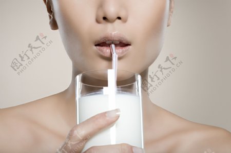 健康白嫩美女喝牛奶图片