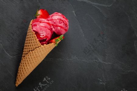草莓味冰激凌图片