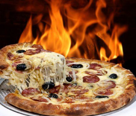 火炉旁的芝士披萨图片