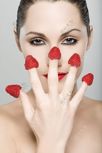 美女纤细手指和草莓图片