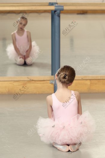 照镜子的外国小舞蹈演员图片