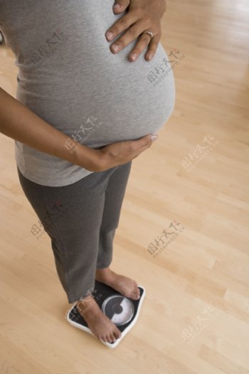正在称重量的孕妇图片