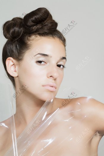塑料膜环保时装性感女人图片