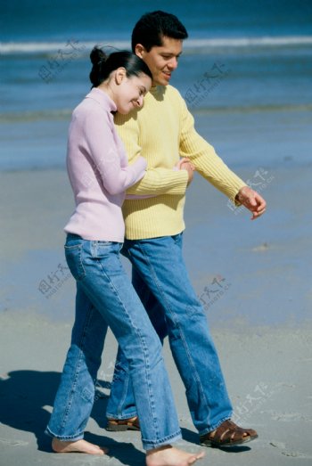 沙滩上漫步的情侣图片