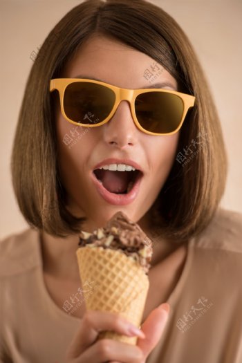 吃冰激淋的墨镜女孩图片