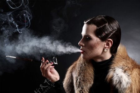 抽烟的女人图片