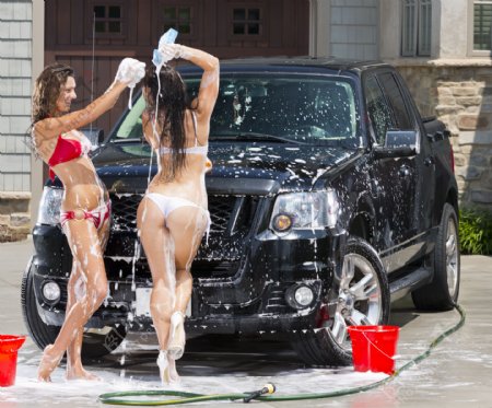 洗车的性感美女图片
