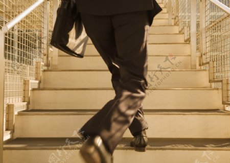 匆忙走楼梯上的男人背影图片