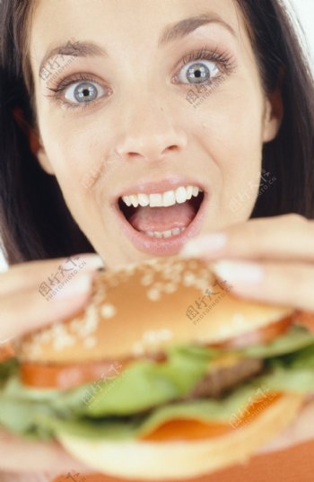 张嘴吃汉堡的国外女人图片图片