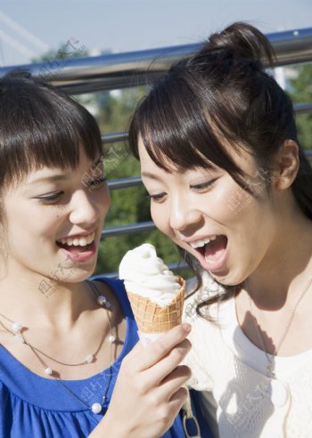 吃冰激凌的快乐女孩图片图片