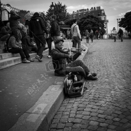 巴黎蒙马特街头音乐家