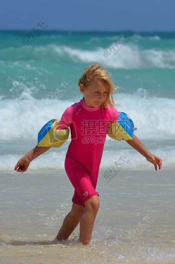 海滩上玩耍的女孩