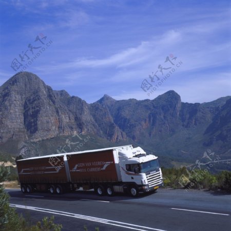 山路上的货车图片
