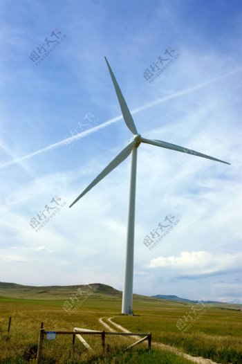 草原风力发电机图片