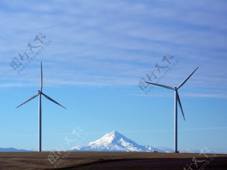 风力发电与雪山图片