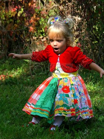 花园里奔跑的小女孩
