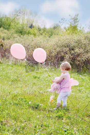 小女孩与粉色气球