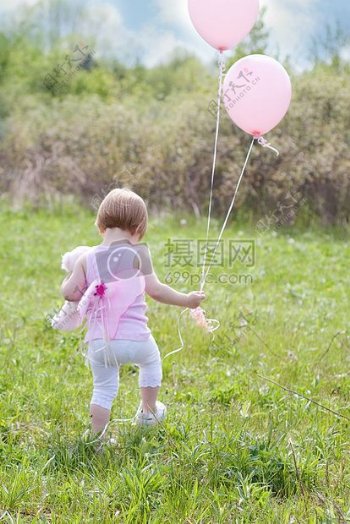 女孩与粉色气球