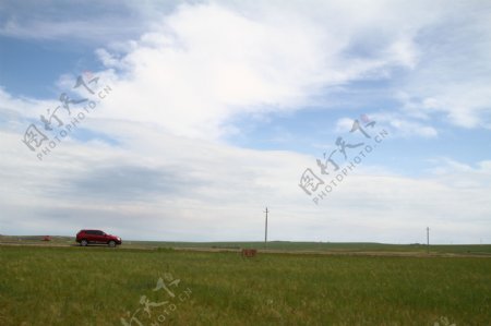 田园公路上的红色轿车图片