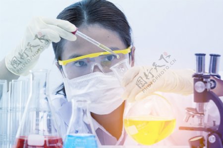 试管做化学试验的女科学员图片