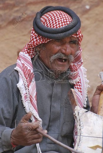 一位年纪大的阿拉伯人