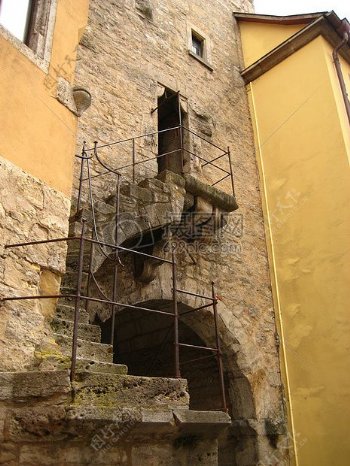 破旧的城堡石梯