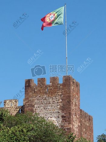 蓝天下的葡萄牙国旗