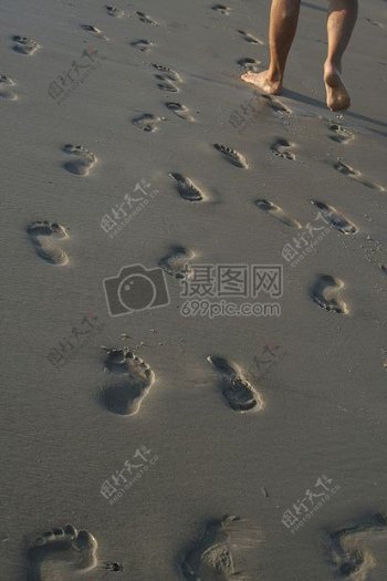海滩上的脚印