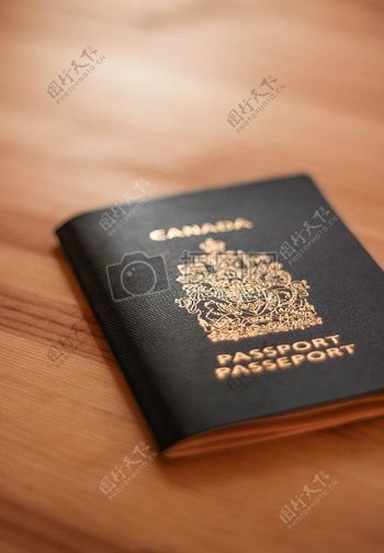 桌子上的护照