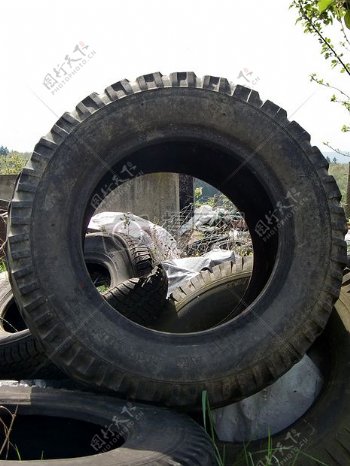 废旧的橡胶轮胎